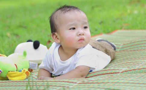 四个月宝宝两脚使劲搓，探索婴儿早期动作背后的意义